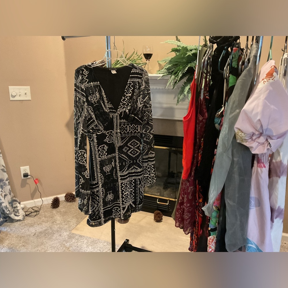 Black and White V-neck thigh length